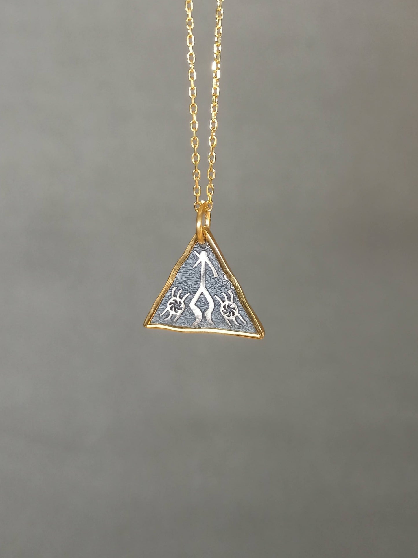 Üçgen Şaman Sembollü Antik Kolye