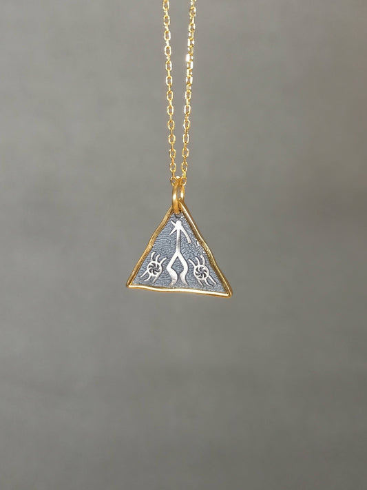 Üçgen Şaman Sembollü Antik Kolye