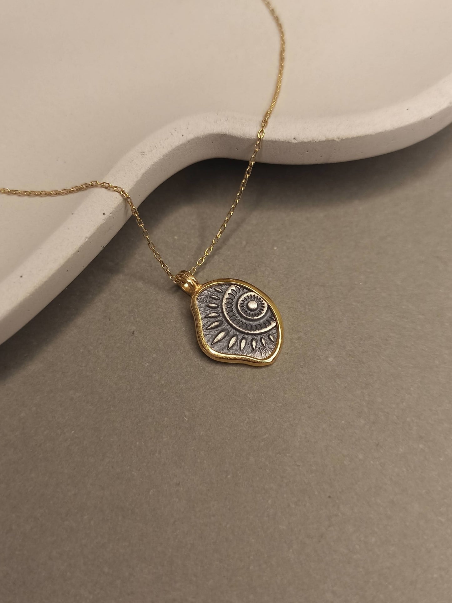 Gümüş Spiral Güneş Motifli Madalyon Kolye