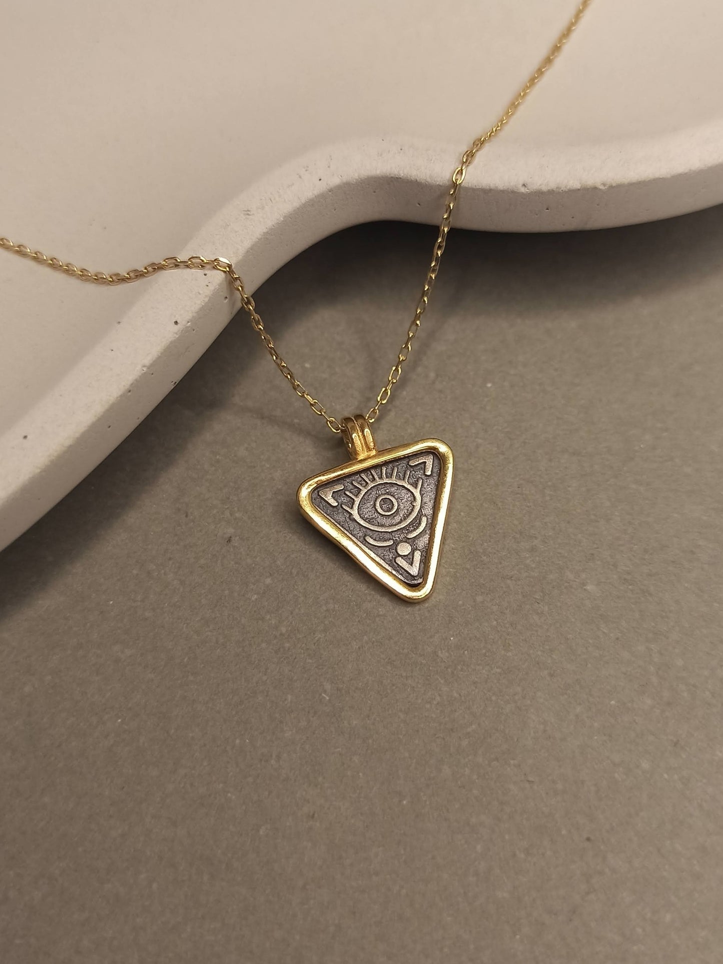 Üçgen Nazarlık Göz Gümüş Kolye