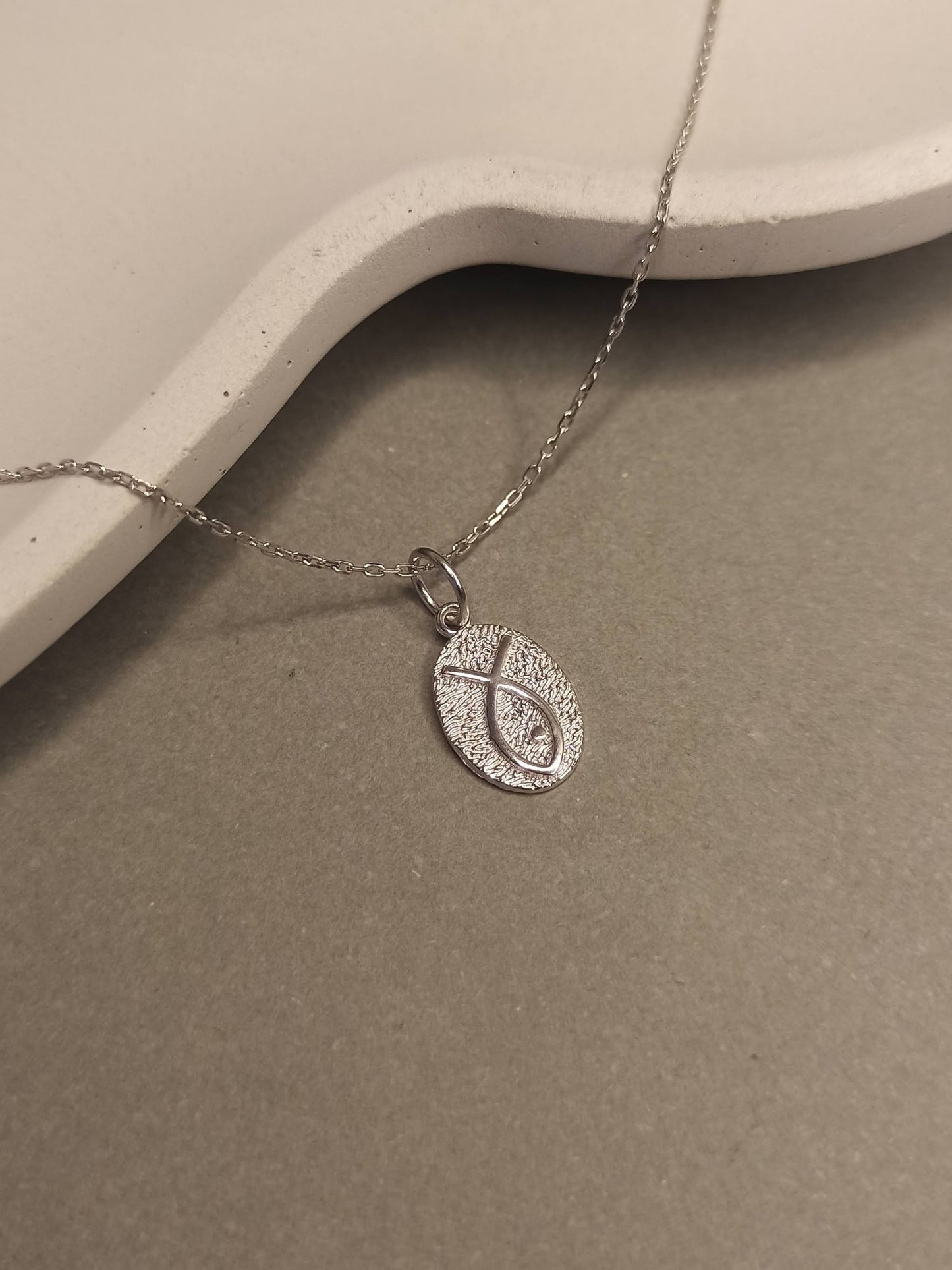 Gümüş Mini Madalyon Balık Kolye