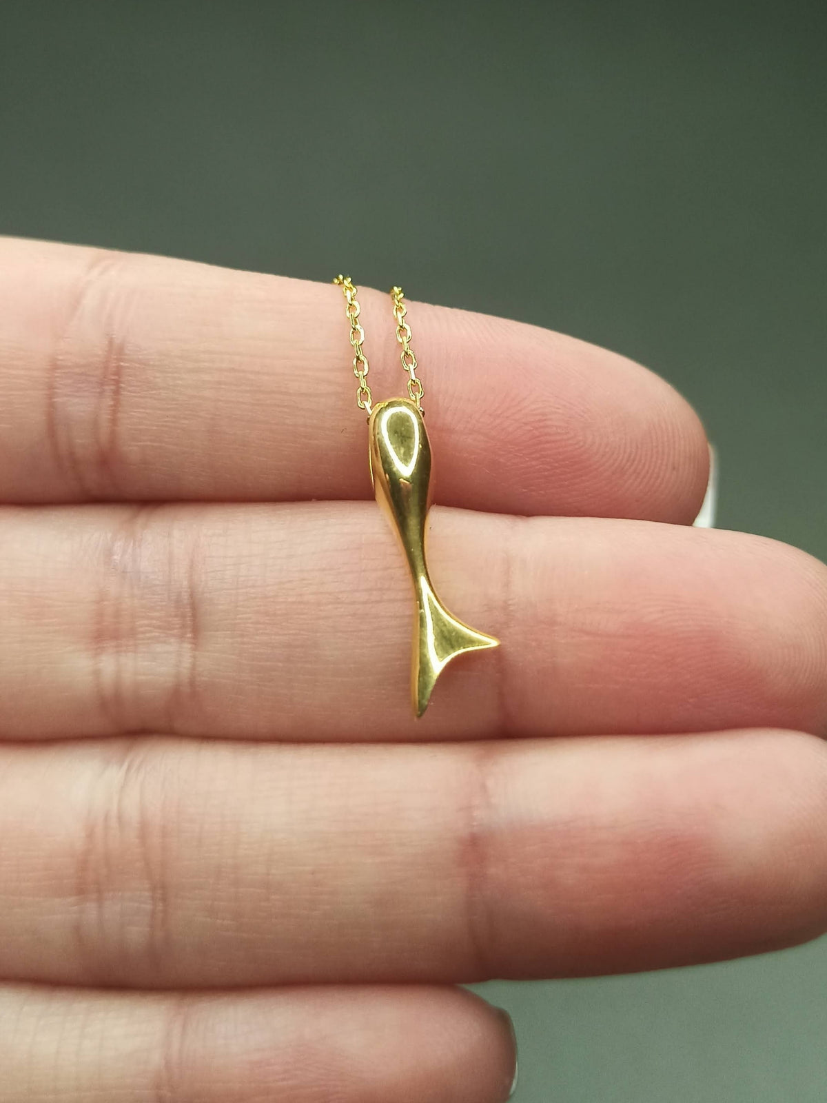 Gümüş Mini Balık Kolye – Minimalist Balık Kuyruğu Kolye