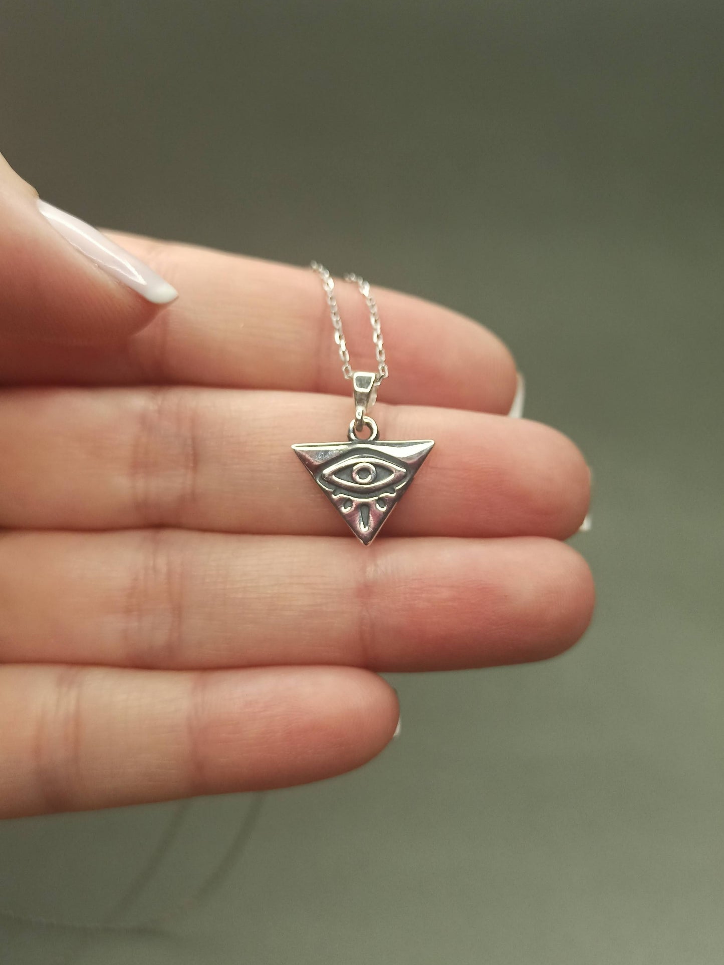 Üçgen göz kolye, Nazarlık koruyucu sembol