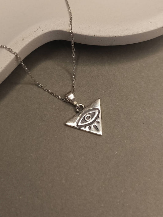 Üçgen göz kolye, Nazarlık koruyucu sembol