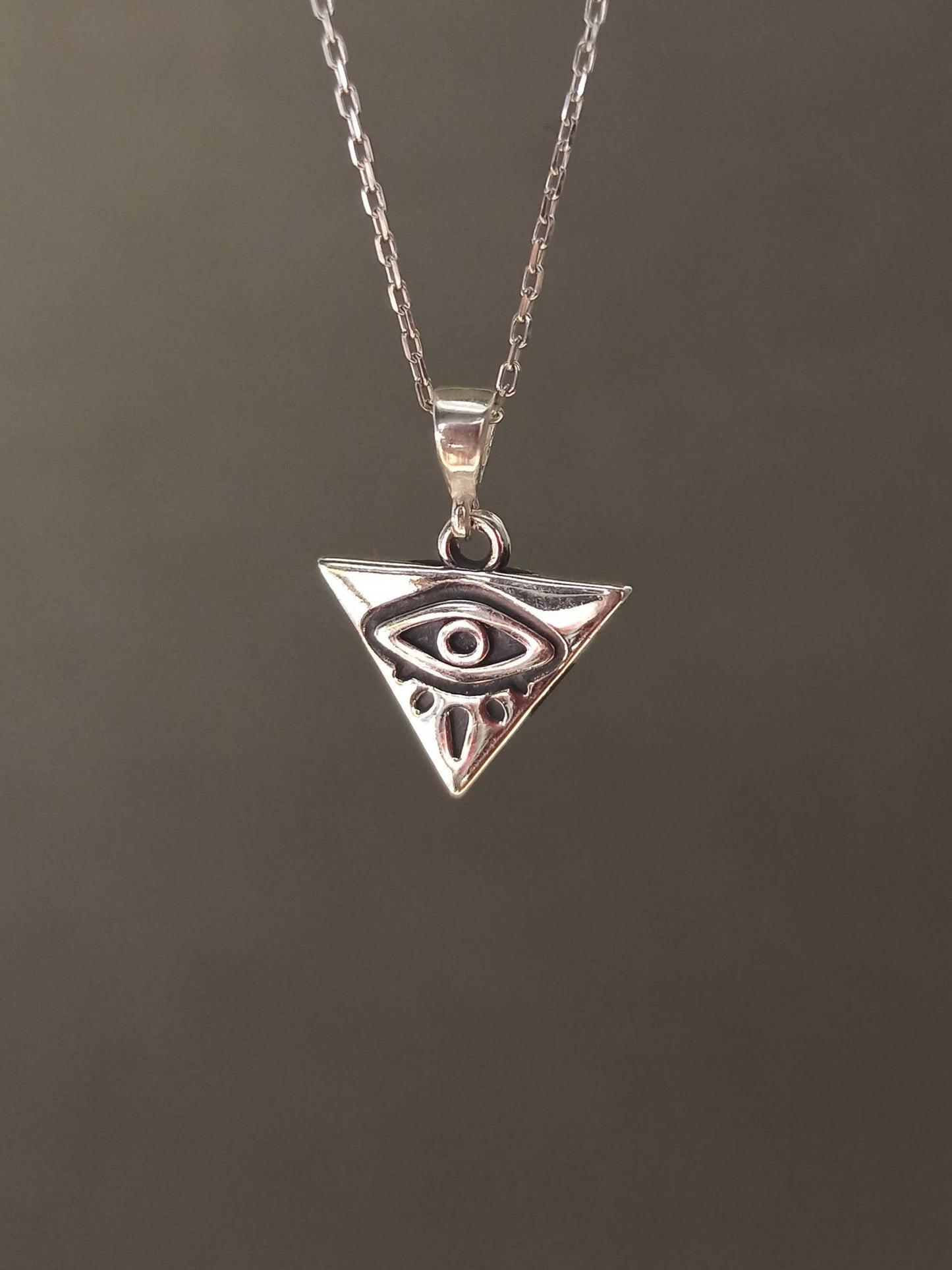 Üçgen göz kolye, Nazarlık koruyucu sembol