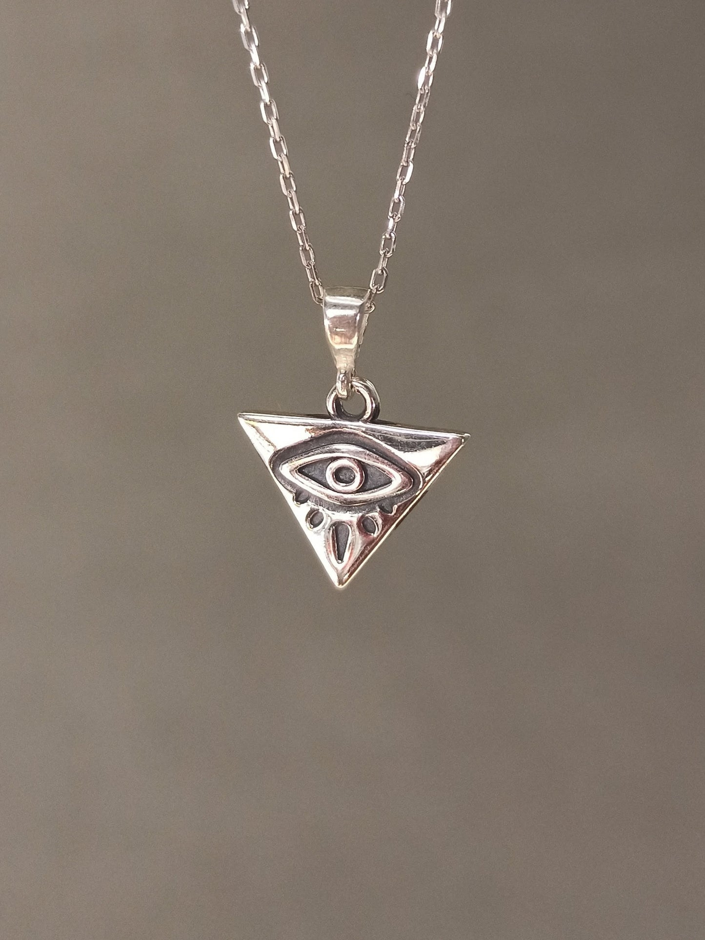 Üçgen göz kolye, Nazarlık koruyucu sembol