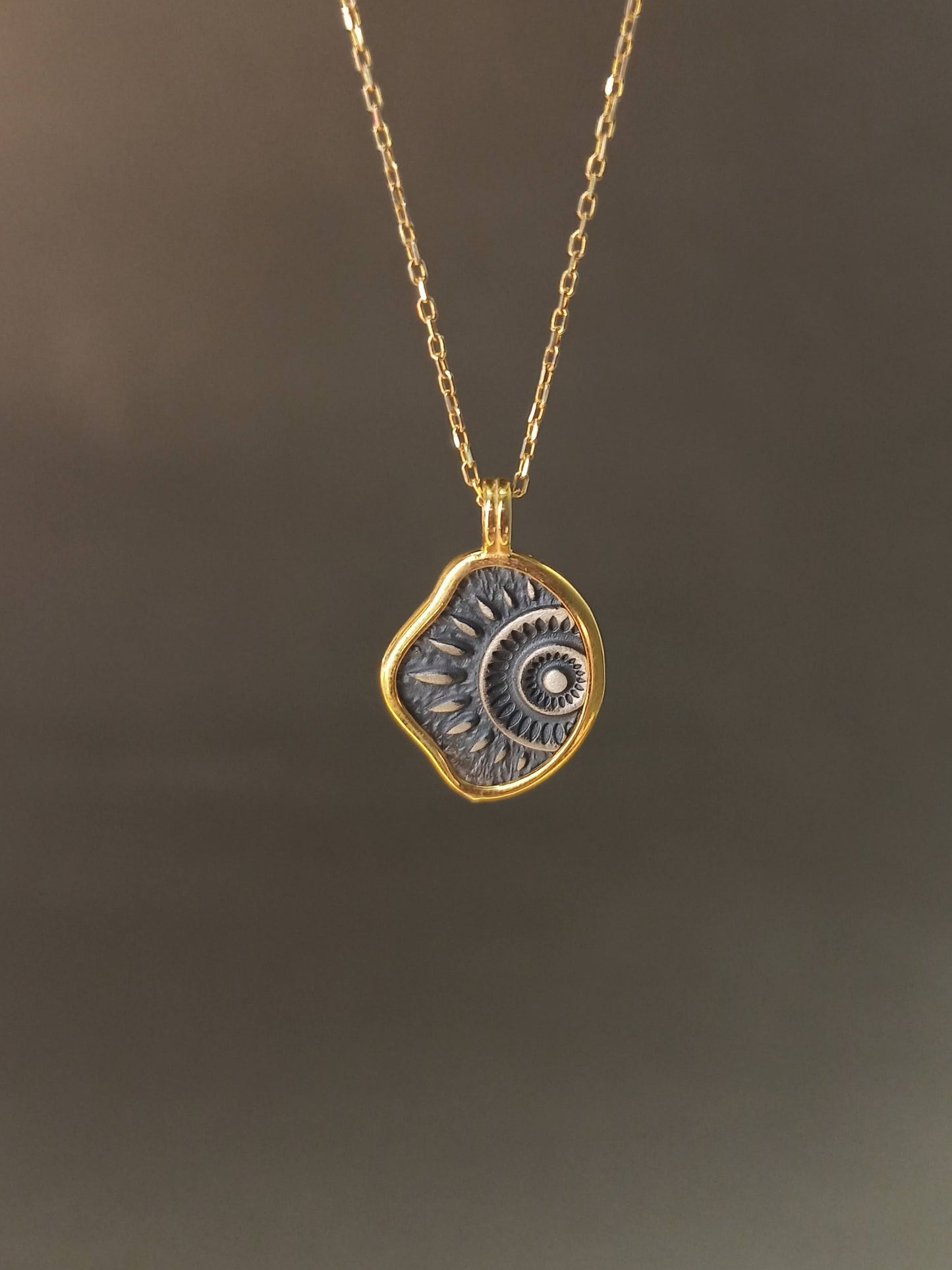 Gümüş Spiral Güneş Motifli Madalyon Kolye