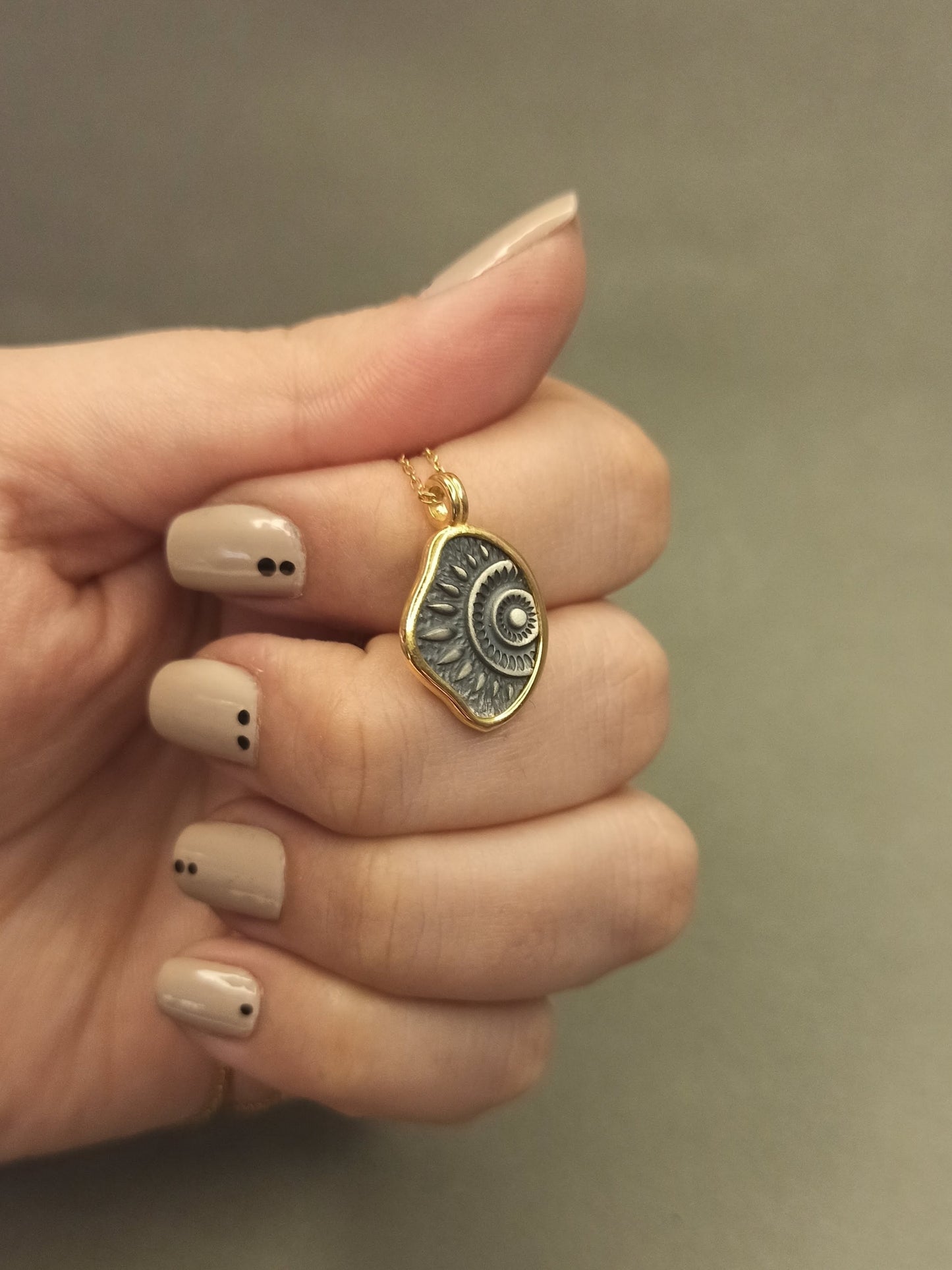 Gümüş Spiral Güneş Motifli Madalyon Kolye