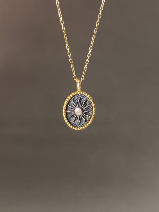 Gümüş Güneş Motifli Madalyon Kolye