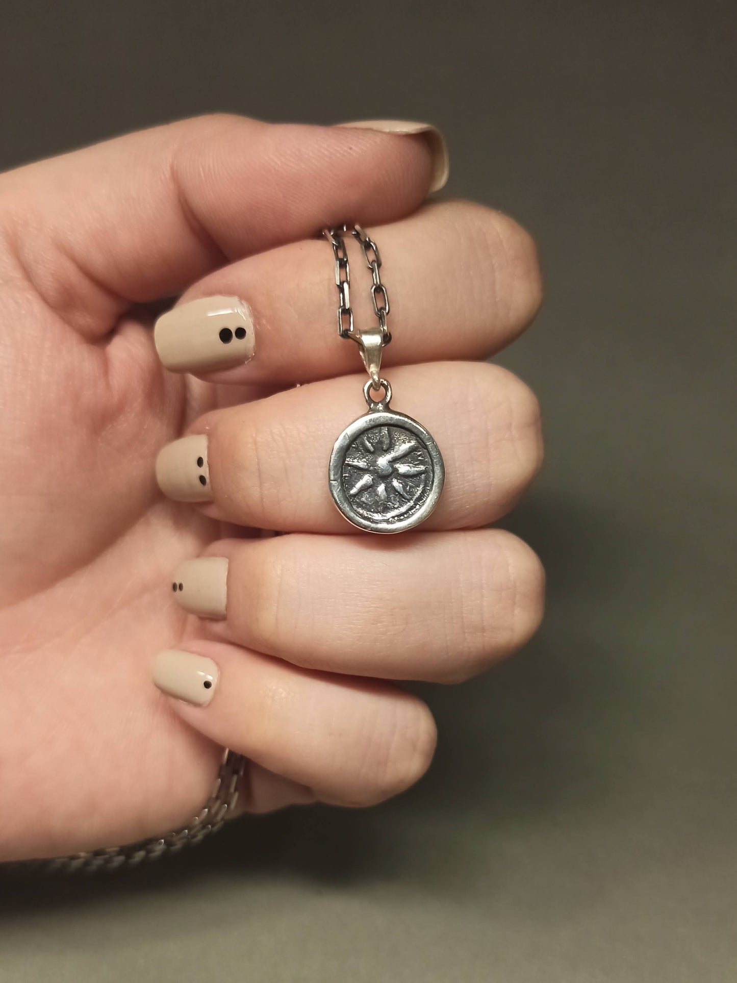 Çift Taraflı Antik Stil Gümüş Madalyon Güneş Kolye