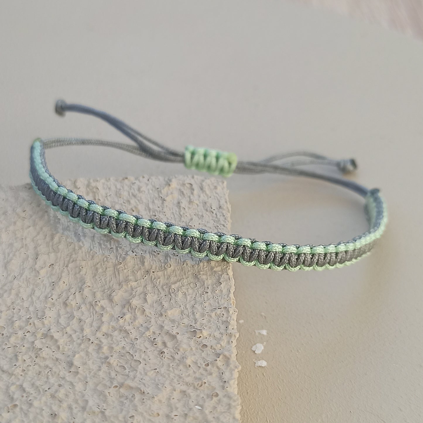 Gri ve yeşil ipli makrome bileklik unisex