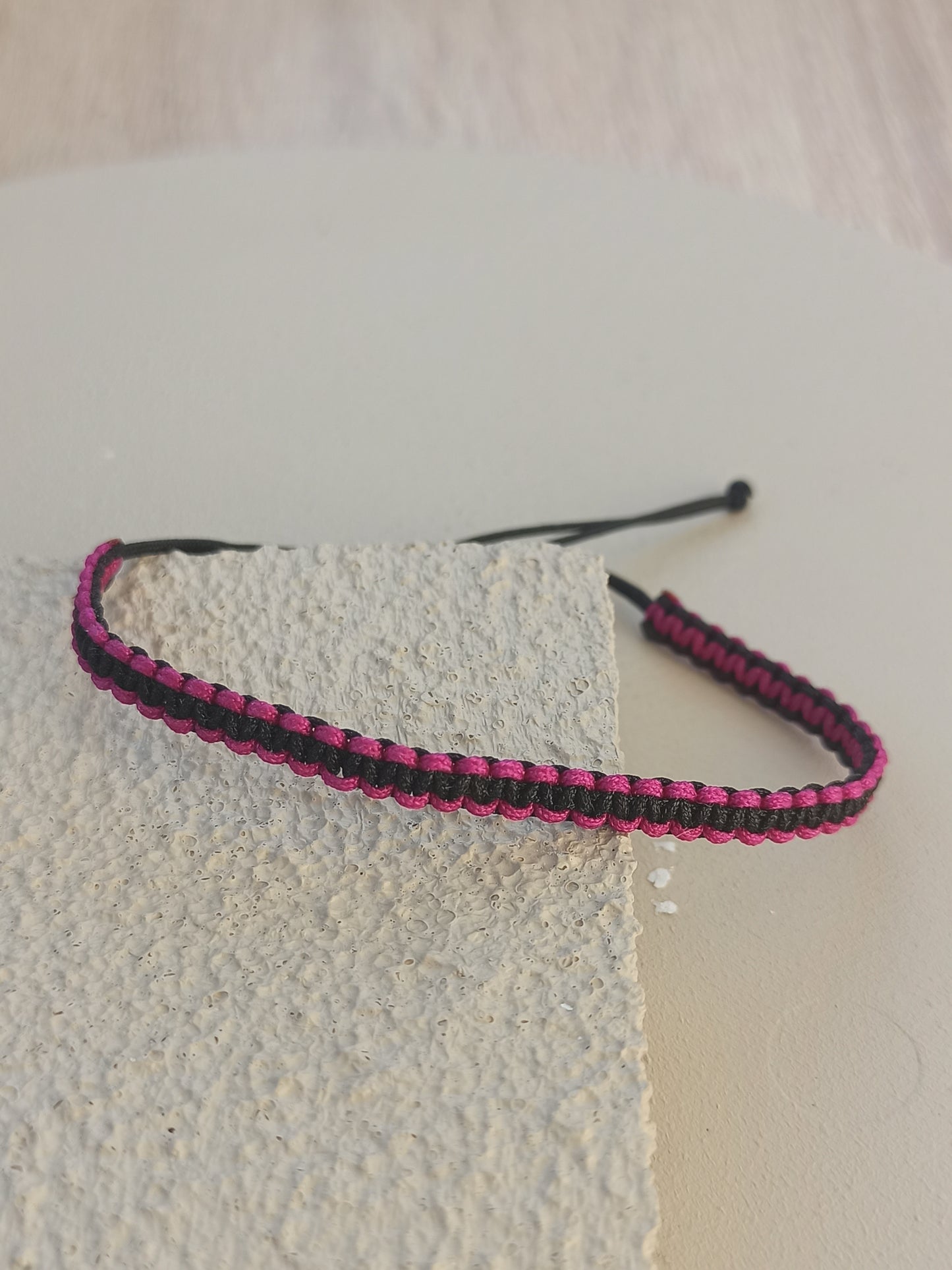 Siyah ve fuşya ipli makrome bileklik