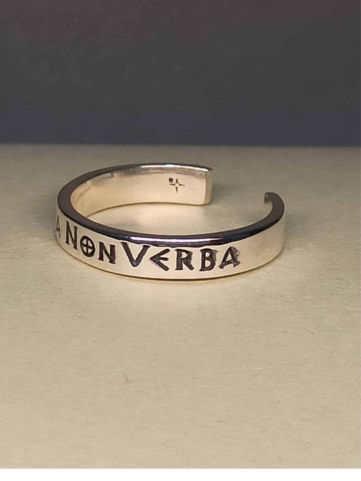 Gümüş Acta Non Verba Yüzük , Latince Yazılı, Ayarlanabilir