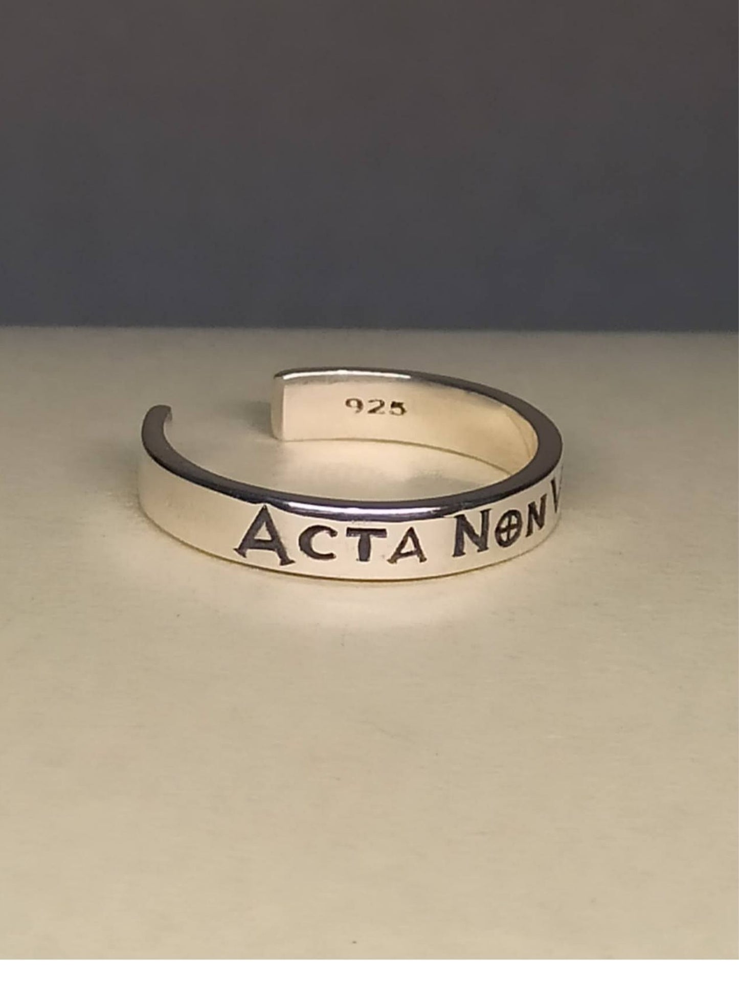 Gümüş Acta Non Verba Yüzük , Latince Yazılı, Ayarlanabilir