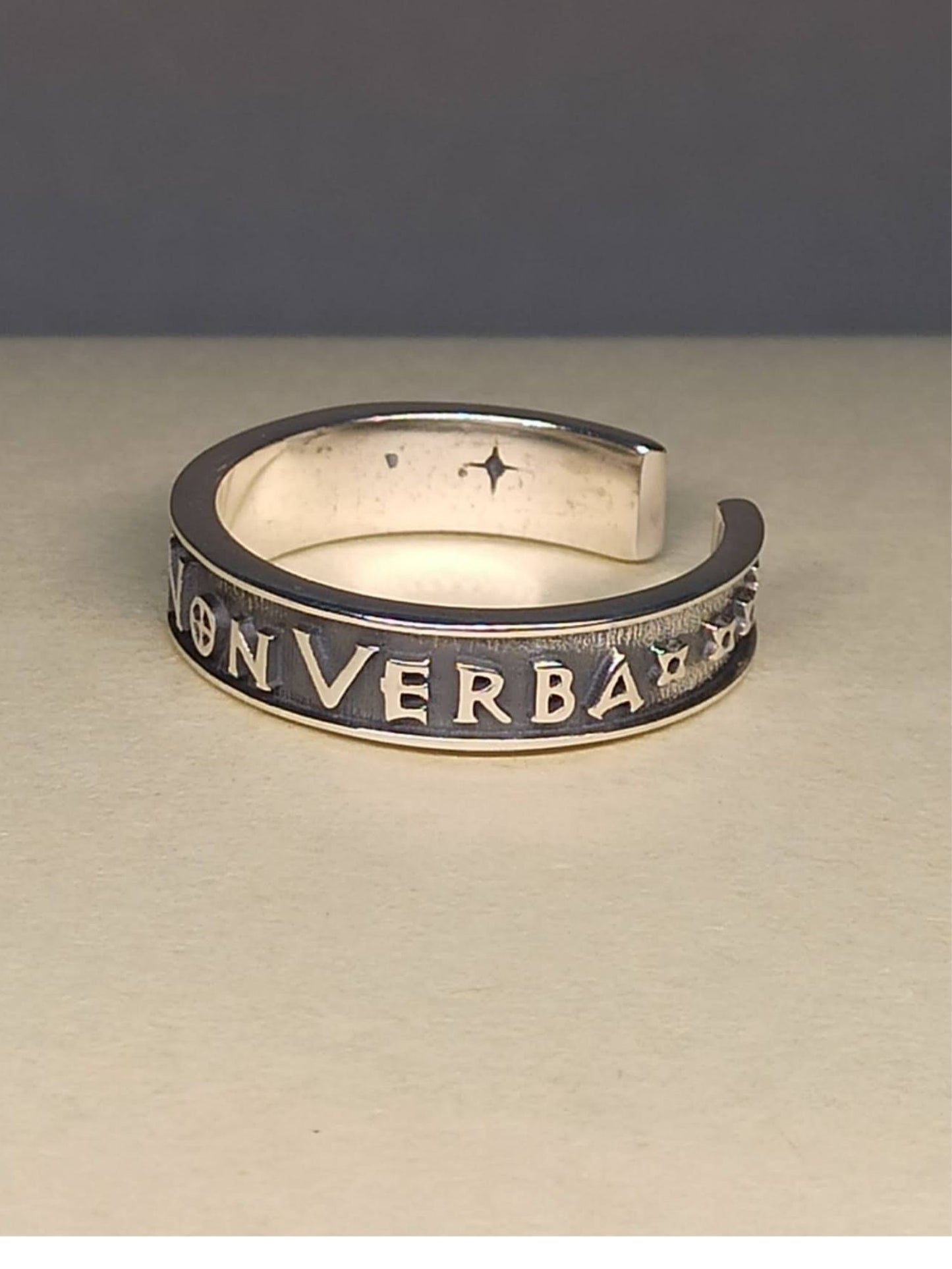 Gümüş Acta Non Verba Yüzük , Latince Yazılı, Ayarlanabilir