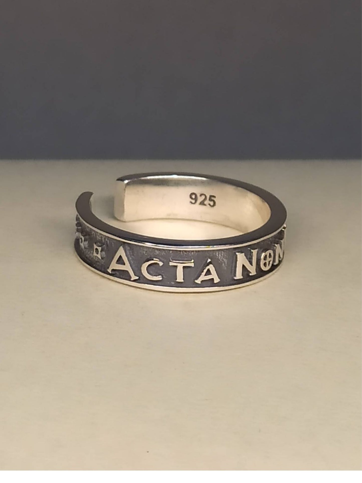 Gümüş Acta Non Verba Yüzük , Latince Yazılı, Ayarlanabilir