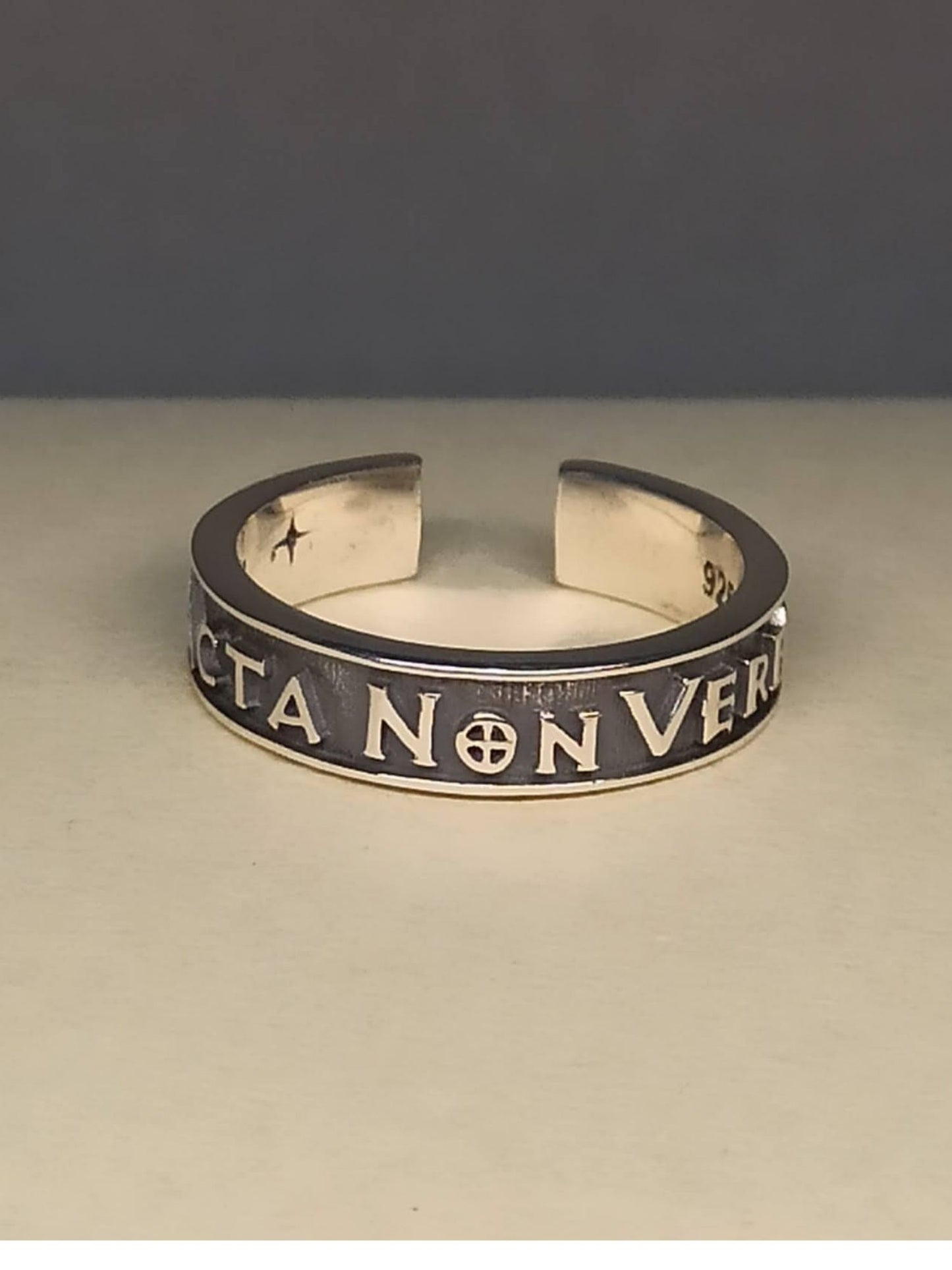 Gümüş Acta Non Verba Yüzük , Latince Yazılı, Ayarlanabilir