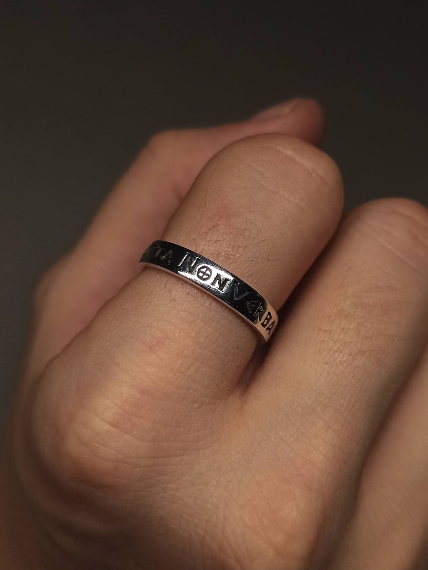 Gümüş Acta Non Verba Yüzük , Latince Yazılı, Ayarlanabilir