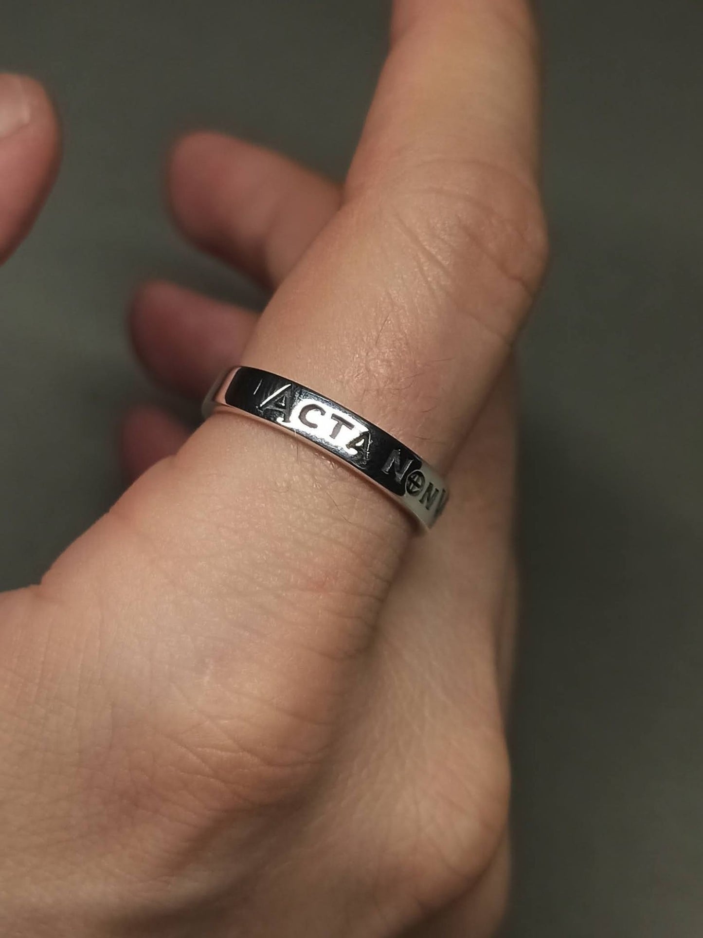 Gümüş Acta Non Verba Yüzük , Latince Yazılı, Ayarlanabilir