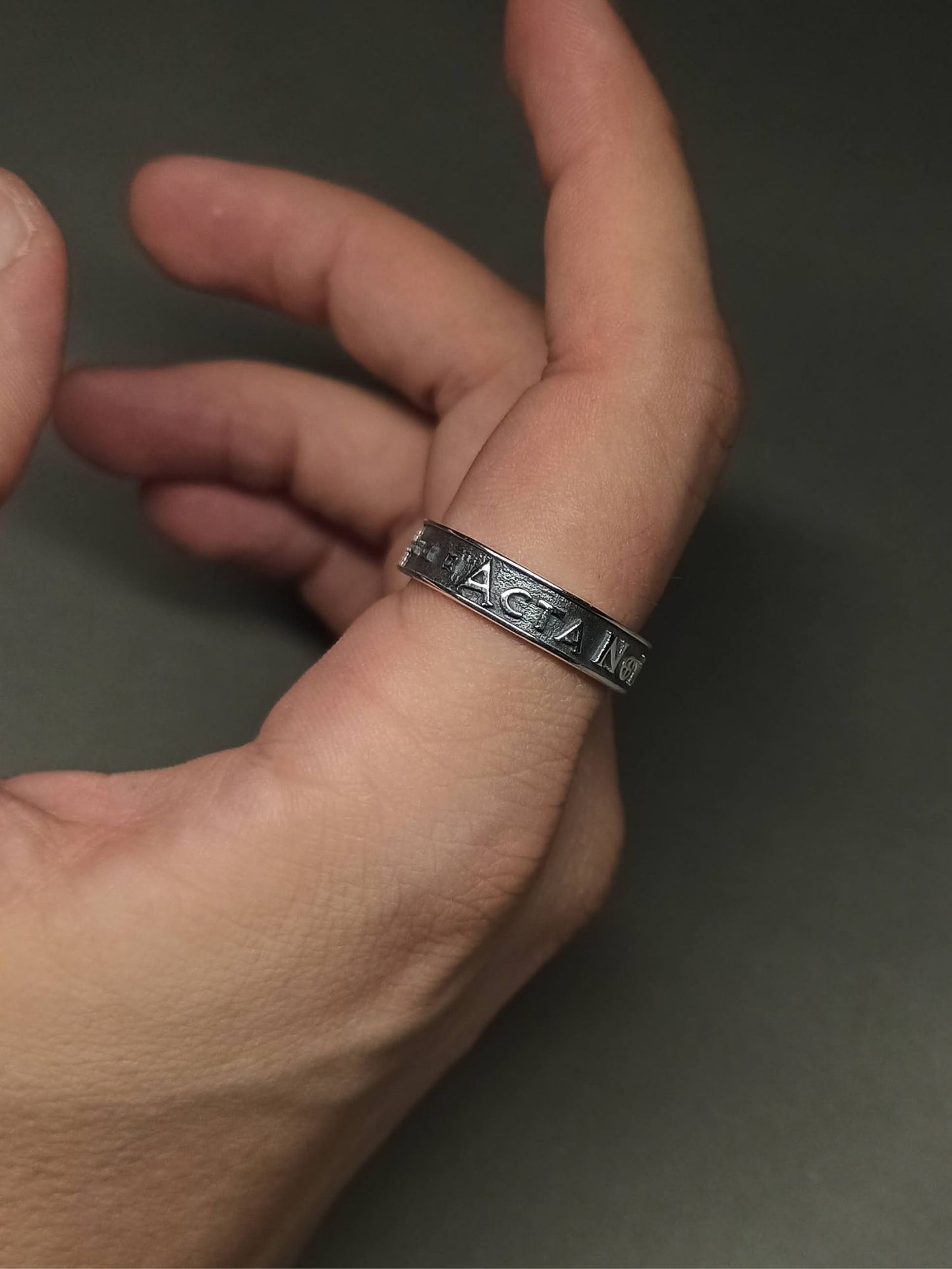 Gümüş Acta Non Verba Yüzük , Latince Yazılı, Ayarlanabilir